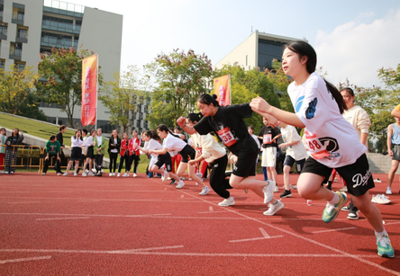 迎风奔跑——我校第五届田径运动会上的追风少年